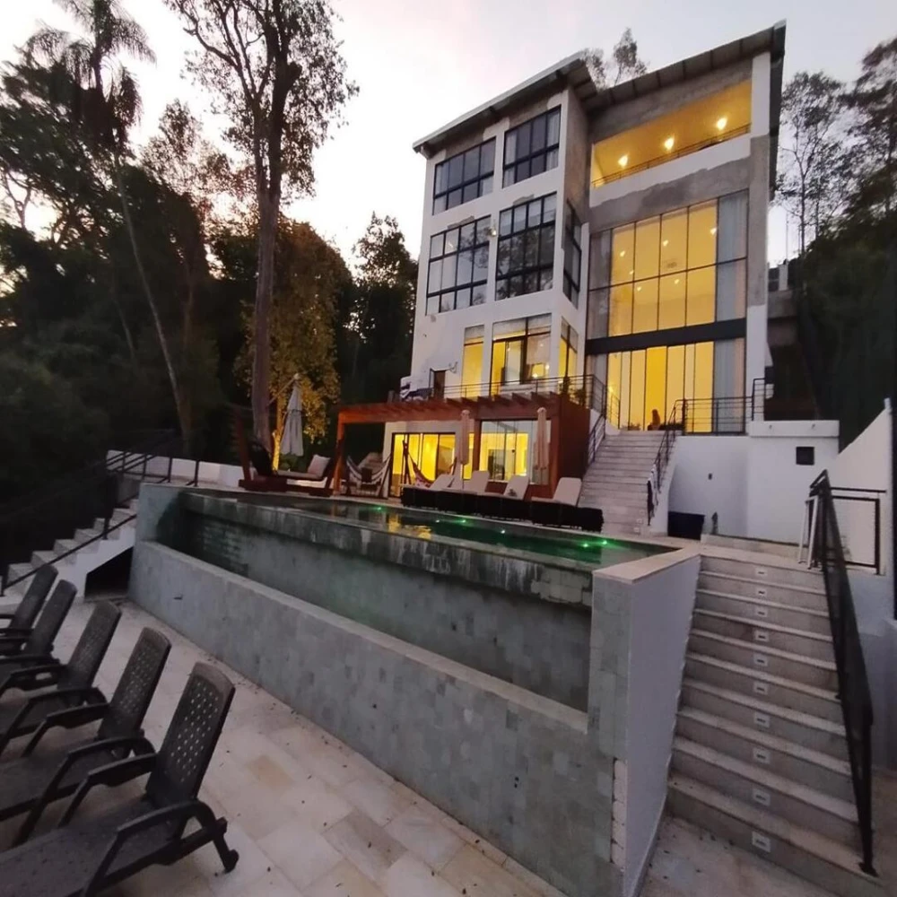 RESIDENCIA EN VENTA EN EL PARANÁ COUNTRY CLUB SOBRE EL RÍO ACARAY